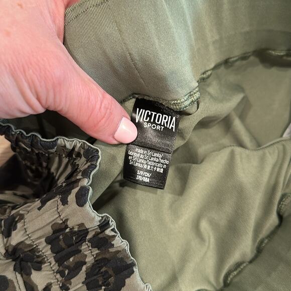 VICTORIA SPORT Green Black Cheetah Leopard Lightweight Active Shorts Size Small - Picture 8 of 10